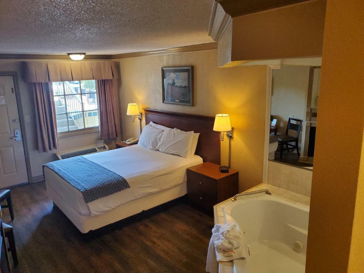 Colonial House Motel Pigeon Forge Bagian luar foto